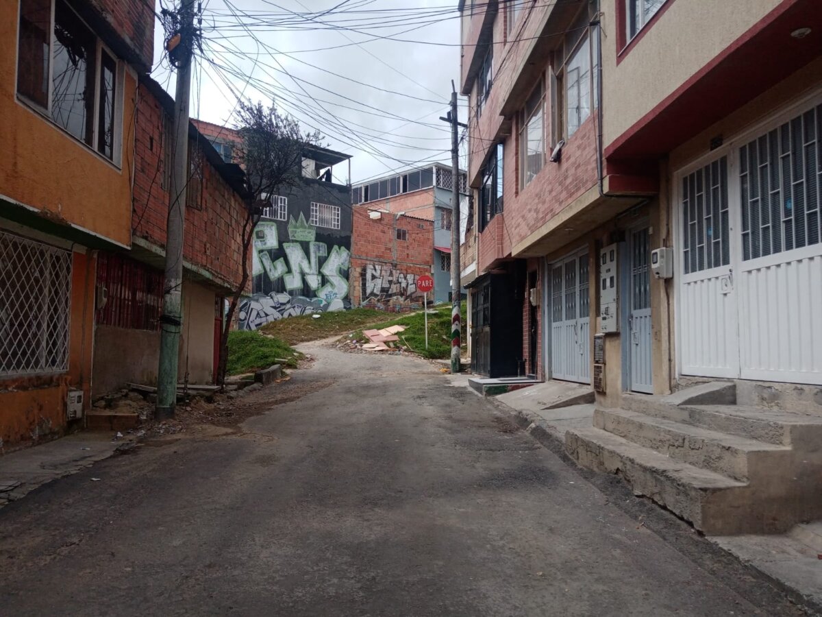 Crimen de Ever en la puerta de su casa 1 Crimen de Ever en la puerta de su casa “Yo estaba acá en mi local ya cerca de cerrar cuando escuché los disparos. La verdad en ese momento me dio un susto tan horrible que no supe ni cuántos disparos fueron. Unos dicen que dos otros dicen que tres entonces no sé. Lo cierto es que el señor cayó muerto dentro de su misma casa. Nadie sabe muy bien qué pasó porque la verdad es que él no se metía con nadie, yo a él lo distinguía pues porque somos vecinos de años. Eso fue muy duro, pasé una noche horrible, ¿Cómo duerme uno después de eso?. Ojalá esta violencia pare porque estos barrios francamente se están volviendo invivibles”, fue el comentario que una vecina del barrio La Estancia le hizo a Q’HUBO la mañana de ayer a propósito del asesinato de un hombre de 57 años ocurrido la noche de este jueves en la puerta de la casa de la víctima.