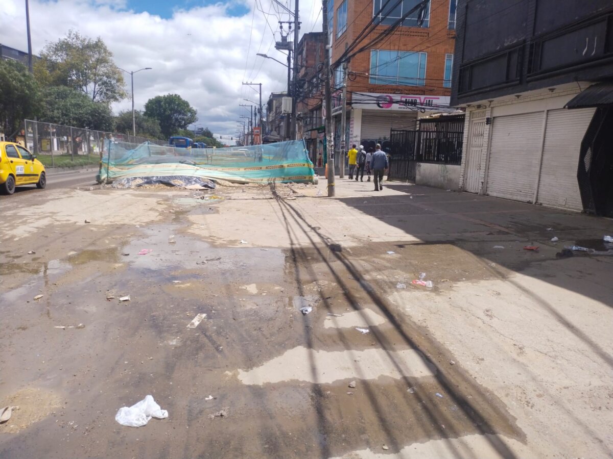 Encontraron cuerpo embolsado en vía pública de Kennedy La Policía confirmó el hallazgo de un cuerpo embolsado en el sector de Carvajal, en Kennedy, y que sería de un hombre de aproximadamente 35 años.