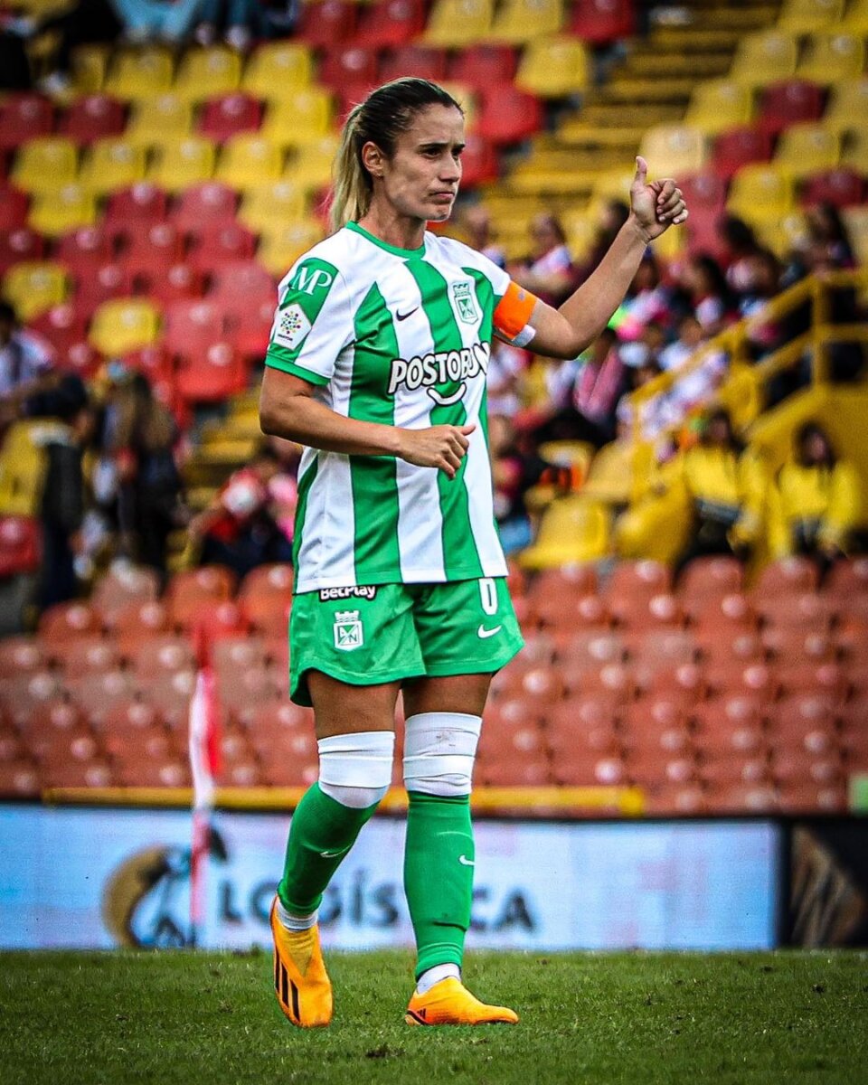 Daniela, la leyenda viva de nuestro fútbol femenino 1 Daniela, la leyenda viva de nuestro fútbol femenino Daniela Montoya es sinónimo de liderazgo, garra, pasión y buen fútbol en Colombia y Sudamérica. La Mona, como es conocida, guió a Nacional a la semifinal de la Liga Femenina con 8 goles y 3 asistencias en 16 partidos. Además, es una de las fundamentales en la Selección Colombia Femenina para disputar el Mundial de Australia y Nueva Zelanda (del 20 de julio a 20 de agosto). En Q’HUBO hablamos con ella.