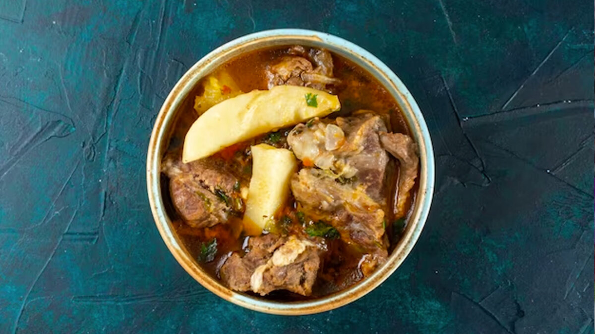 Delicioso caldito ‘levanta muertos’ Después de los días de fiesta o de esas virosis que son usuales últimamente, no hay nada más rico que un buen caldo que nos ‘reviva’, y mejor aún uno de costilla que cura los males y los guayabos más tremendos.
