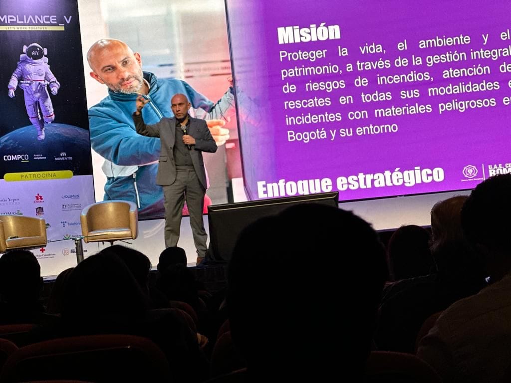Director de Bomberos de Bogotá fue destituido por presunta agresión a su pareja 1 Director de Bomberos de Bogotá fue destituido por presunta agresión a su pareja Diego Moreno dejó de ser director del Cuerpo de Bomberos de Bogotá luego de que la Alcaldía Mayor anunció su salida por una presunta agresión contra su pareja.