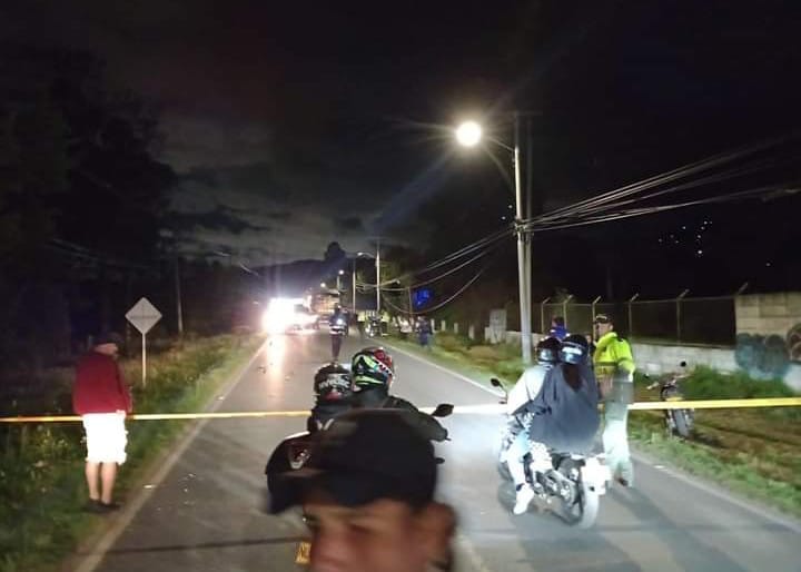 Dos muertos dejó accidente en la vía Soacha-Sibaté Dos personas falecieron en un accidente registrado en la vía Soacha-Sibaté, y en el que dos motos resultaron involucradas. Debido al hecho una persona permanece internada con varias heridas en un centro médico de Soacha.