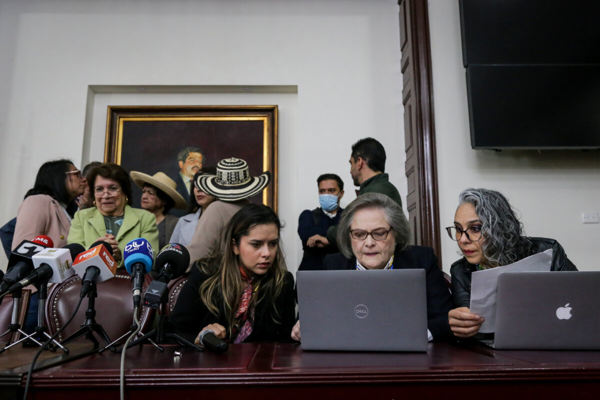 Duras críticas a Clara López por llamar sirvienta a Marelbys Meza 1 Duras críticas a Clara López por llamar sirvienta a Marelbys Meza La senadora del Pacto Histórico Clara López ha generado malestar en redes sociales debido a que, en medio de un debate en un medio de comunicación, aseguró que las interceptaciones ilegales a Marelbys Meza, a quien calificó de "sirvienta”, no se comparaban a las que hicieron hace unos años el DAS.