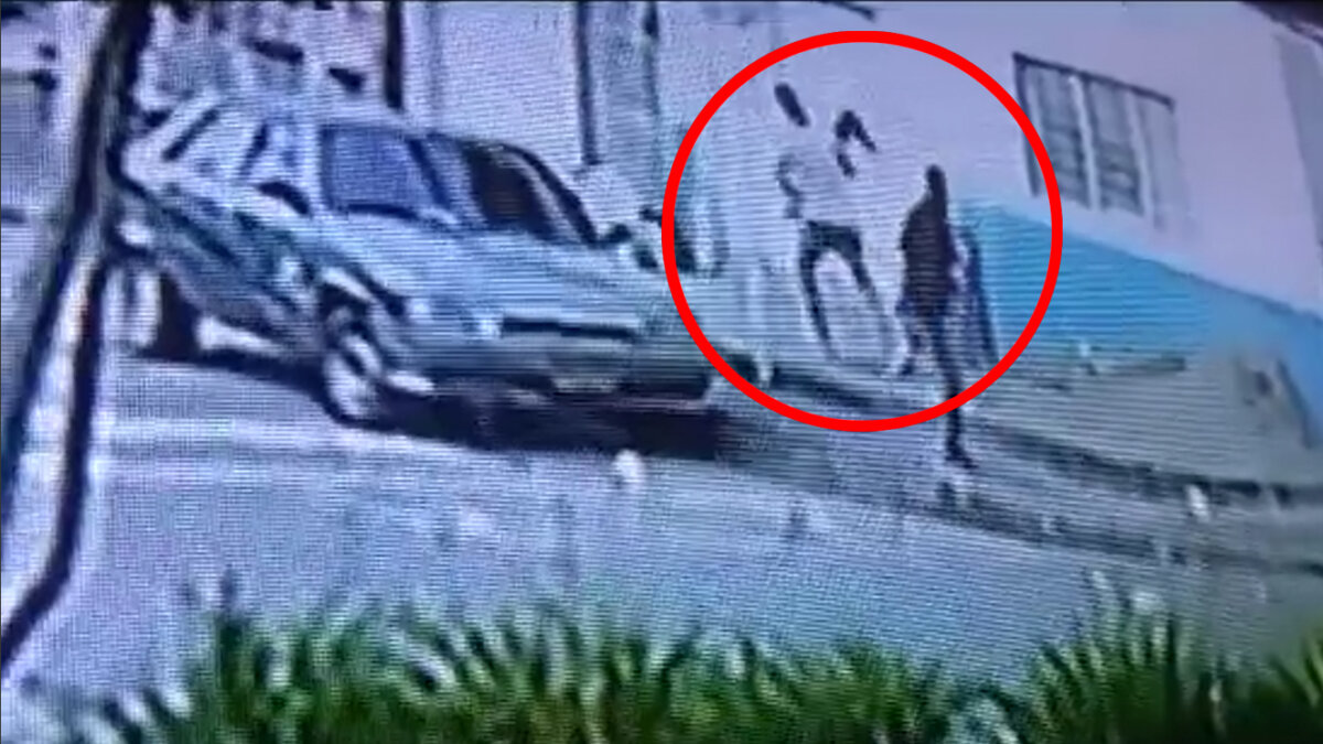 EN VIDEO: Así intentaron raptar a una niña en Popayán En las últimas horas, en las redes sociales se ha hecho viral el video del momento en el que un sujeto intentó raptar a una niña en plena vía pública de las calles de la ciudad de Popayán. Esta situación, además de generar terror, causó bastante indignación en la comunidad, pues el sujeto intentó robarse a la niña en plena vía pública y frente a la mirada de la madre de la menor.