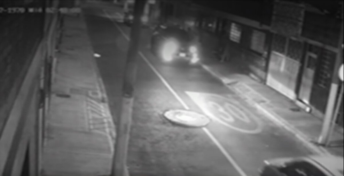 EN VIDEO: Así se robaron una camioneta en Puente Aranda 1 EN VIDEO: Así se robaron una camioneta en Puente Aranda En video quedó registrado el momento en el que delincuentes se roban una camioneta en Puente Aranda.