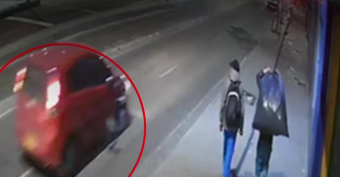 EN VIDEO: Carro fantasma atropelló a taxista varado 1 EN VIDEO: Carro fantasma atropelló a taxista varado Conductor atropelló a un taxista y lo dejó tirado en plena vía gravemente lesionado.
