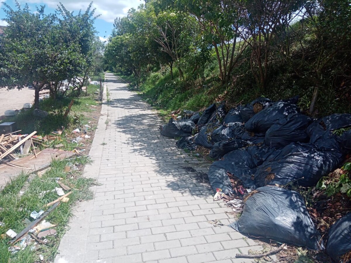 EN VIDEO: El momento en que abandonaron un cuerpo en Suba 1 EN VIDEO: El momento en que abandonaron un cuerpo en Suba Dos sujetos que se movilizaban en un bicitaxi, abandonaron un cuerpo en el barrio Villa Cindy, en Suba, y la escena quedó registrada en una cámara de seguridad.