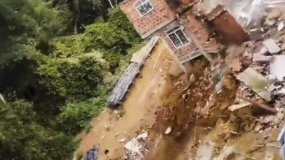 EN VIDEO: Impactante momento en el que se desplomaron 4 casas en Bucaramanga Los habitantes del barrio Cordoncillo II en Bucaramanga (Santander), vivieron un momento de pánico por cuenta del derrumbe de 4 casas debido a que la tierra en la que fueron construidas, perdió su firmeza por culpa de la erosión generada por la humedad que se presenta en la zona.