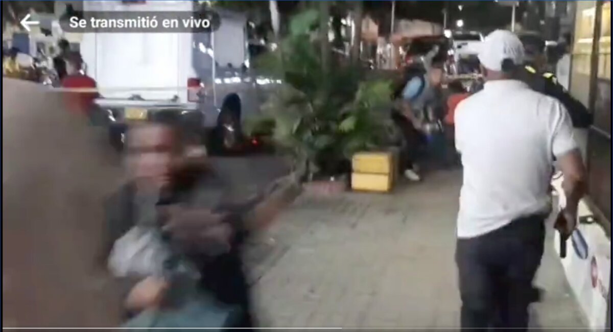 EN VIDEO: Periodista continuó con entrevista en plena balacera en Arauca 1 EN VIDEO: Periodista continuó con entrevista en plena balacera en Arauca En las últimas horas, se ha hecho viral un video en el que el periodista Albeiro Triana del medio local Arauca 24/7 fue enviado para entrevistar al comandante de la Policía de Arauca sobre un asesinato que ocurrió en plena vía pública, en ese momento se desató una balacera muy cerca de ese sitio, sembrando el pánico dentro de las personas que se encontraban en el lugar.