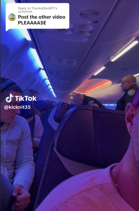 EN VIDEO: Por andar borracha, bajaron a mujer de un avión. En las redes sociales se ha hecho viral un video en el que se ve cómo una mujer bastante borracha protagonizó un escándalo a bordo de un avión. El escándalo provocado por la mujer fue tan grande que los pilotos tuvieron que cancelar el despegue de la aeronave para que la Policía pudiera llevarse a la pasajera alterada.