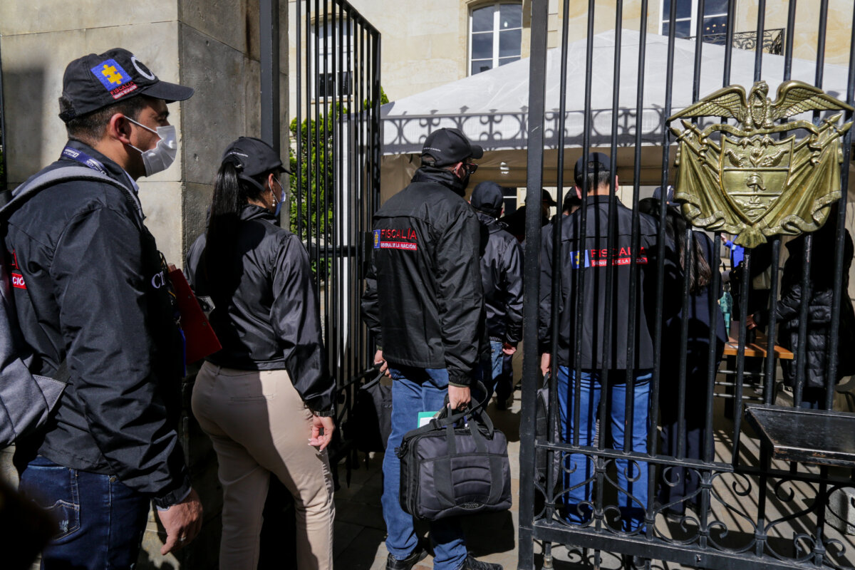 El CTI inspeccionó el edificio de la Dian por el escándalo de las chuzadas Funcionarios de CTI, en conjunto con la Fiscalía, inspeccionaron el piso 13 del edificio de la Dian, ubicado a la altura de la Carrera 7 # 7-99, edificio Dian Sendas, el cual se encuentra a pocos metros de la Casa de Nariño. Esta inspección se realizó por orden de un fiscal para establecer si se realizó algún tipo de acción ilegal relacionada con el escándalo de las chuzadas al celular de la exniñera de Laura Sarabia.