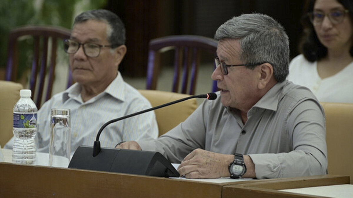 El Eln desmintió al Gobierno: Aseguran que si se habló de financiación para el cese al fuego 6 El Eln desmintió al Gobierno: Aseguran que si se habló de financiación para el cese al fuego El Ejército de Liberación Nacional (Eln) afirmó que se discutió en la mesa de diálogo la financiación para sus combatientes a través de un fondo internacional, a pesar de que el comisionado de Paz, Danilo Rueda, lo negó previamente.