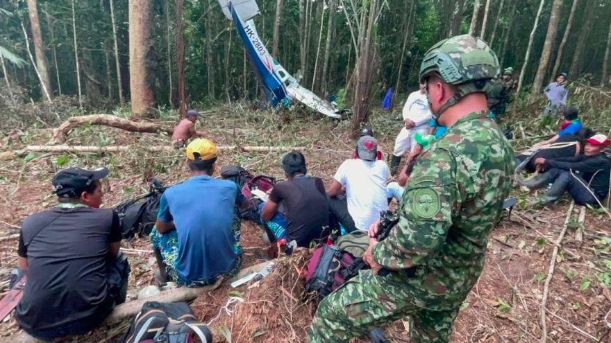 El Presidente Petro se pronunció por el hallazgo de los niños en la selva del Guaviare El presidente de la República, Gustavo Petro Urrego, confirmó, a su llegada del viaje a Cuba, la noticia del hallazgo de los cuatro menores desaparecidos en la selva del Guaviare, luego del accidente aéreo del pasado primero de mayo.