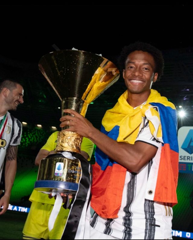 El emotivo mensaje de despedida de Juventus a Cuadrado El futbolista Juan Guillermo Cuadrado terminó su historia con la Juventus de Turín luego de 8 temporadas vistiendo la camiseta 'bianconeri', durante su paso por el club italiano, Cuadrado disputó un total de 314 partidos y logró un total de 11 títulos.