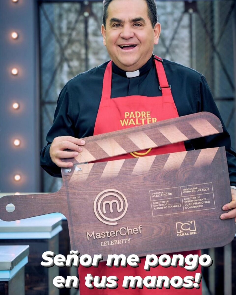 El padre Wálter Zapata apagó el fogón en ‘MasterChef Celebrity’ El padre Walter Zapata se convirtió en el más reciente eliminado de la cocina de MasterChef Celbrity. Con su carisma, el sacerdote se ganó el cariño de sus compañeros, quienes lo despidieron con una calle de honor.