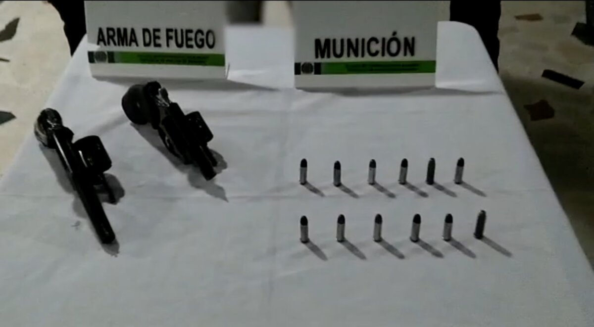 En Kennedy: Policía capturó a una mujer con dos armas de fuego La Policía Metropolitana de Bogotá informó la captura de una mujer que portaba dos armas de fuego en el barrio Dindalito de la localidad de Kennedy, fue la comunidad quien avisó que la hoy capturada se movilizaba al interior de un vehículo y que se comportaba de manera muy extraña.