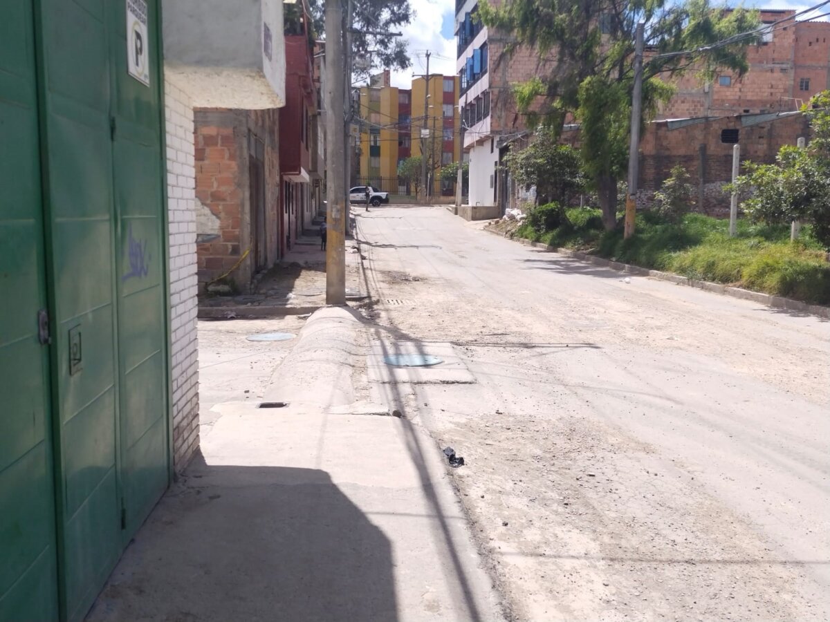 Crimen a bala en Soacha terminó en una asonada 1 Crimen a bala en Soacha terminó en una asonada Un joven de 24 años fue la víctima del crimen a bala ocurrido en el barrio Llano Grande, en Soacha, y que terminó en una asonada por parte de familiares y conocidos del joven, quienes terminaron enfrentados a unidades del Undmo.