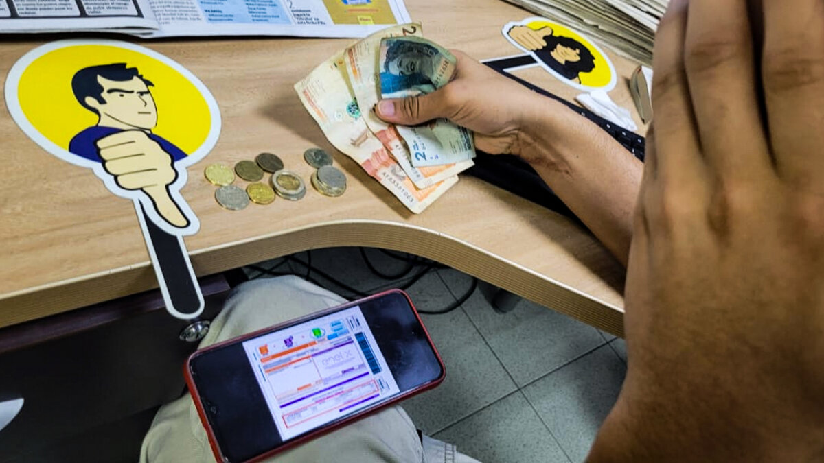 En Soacha: un hombre denunció que le están cobrando $53 millones por el recibo de luz Este lunes 5 de junio se dio a conocer el caso de un hombre que habita en Soacha y que padece de cáncer, al que el recibo de luz le llegó por la suma de 53 millones de pesos. Aunque para este ciudadano todo debe tratarse de un error en la lectura, lo que le causó bastante indignación es que la empresa de energía le cobró $300.000 para que realicen una visita técnica para saber el motivo por el que le cobraron semejante suma en la factura de energía.