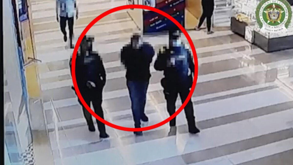 EN VIDEO: Falsos policías secuestraron a comerciante en Chía Dos hombres que se hicieron pasar por policías son los responsables del secuestro de un comerciante que se encontraba compartiendo junto a su esposa en un centro comercial de Chía, Cundinamarca.
