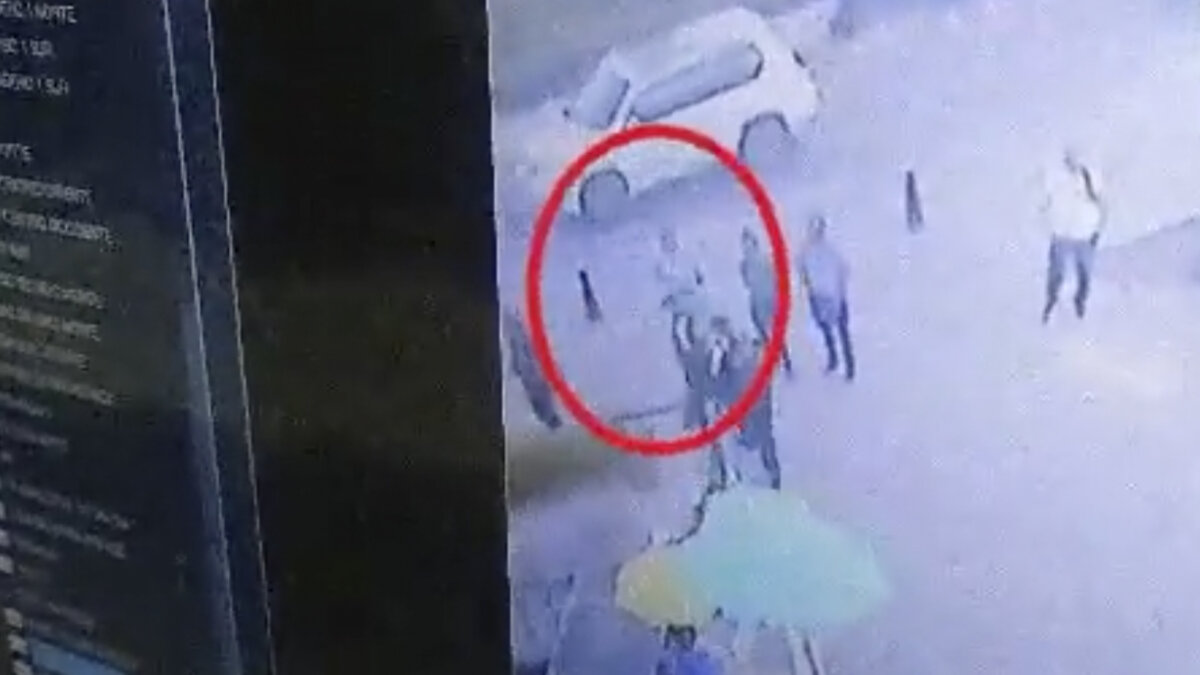 EN VIDEO: Falsos policías secuestraron a comerciante en Chía Dos hombres que se hicieron pasar por policías son los responsables del secuestro de un comerciante que se encontraba compartiendo junto a su esposa en un centro comercial de Chía, Cundinamarca.