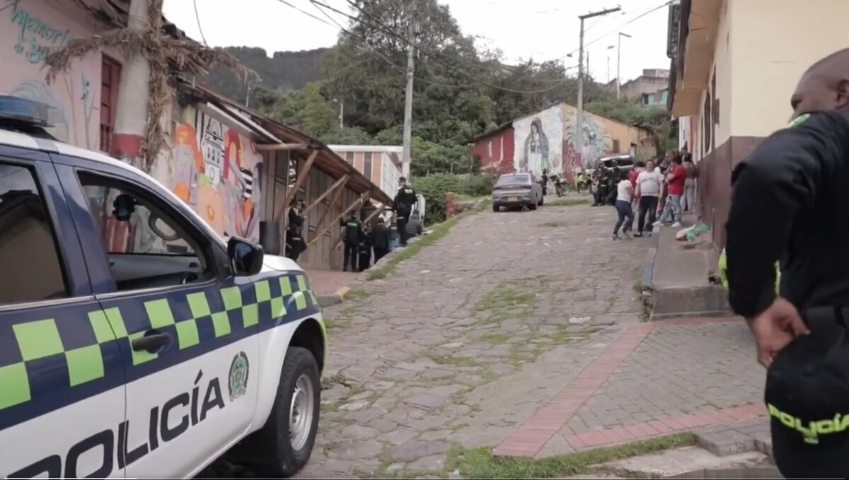 En balacera terminó operativo de captura en Los Laches 1 En balacera terminó operativo de captura en Los Laches En medio de un operativo de captura contra alias 'Negro Márquez', realizado en el barrio Los Laches, de Santa Fe, un policía resultó herido luego de la balacera que se desató, y en la que el bandido resultó impactado.