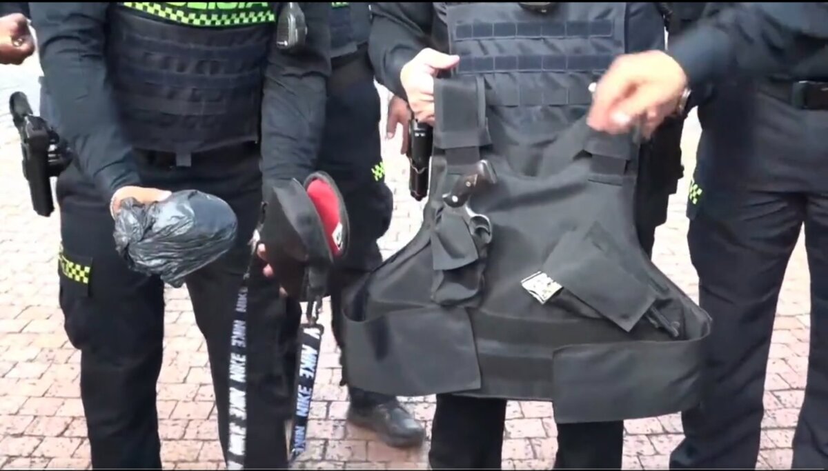 En balacera terminó operativo de captura en Los Laches 2 En balacera terminó operativo de captura en Los Laches En medio de un operativo de captura contra alias 'Negro Márquez', realizado en el barrio Los Laches, de Santa Fe, un policía resultó herido luego de la balacera que se desató, y en la que el bandido resultó impactado.