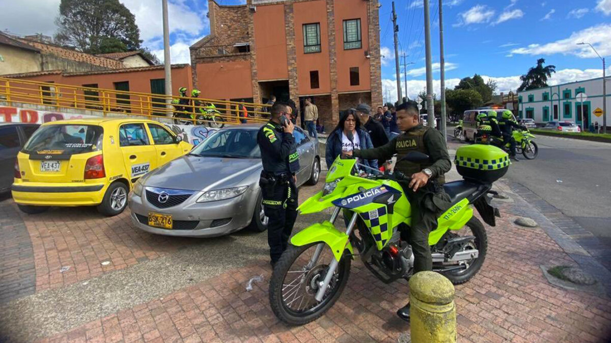 En balacera terminó operativo de captura en Los Laches En medio de un operativo de captura contra alias 'Negro Márquez', realizado en el barrio Los Laches, de Santa Fe, un policía resultó herido luego de la balacera que se desató, y en la que el bandido resultó impactado.