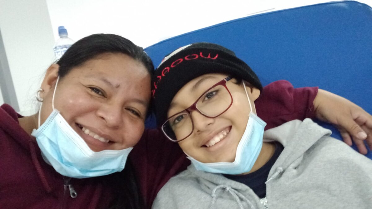 En busca de $3 mil millones para salvar la vida de Thomas Thomas Agudelo es un niño de tan solo 11 años a quien le ha tocado enfrentar una dura enfermedad, el año pasado fue diagnosticado con leucemia. Pese al dictamen médico y la lucha que enfrenta día a día, hay una esperanza para que él pueda seguir viviendo y gozando de su infancia.