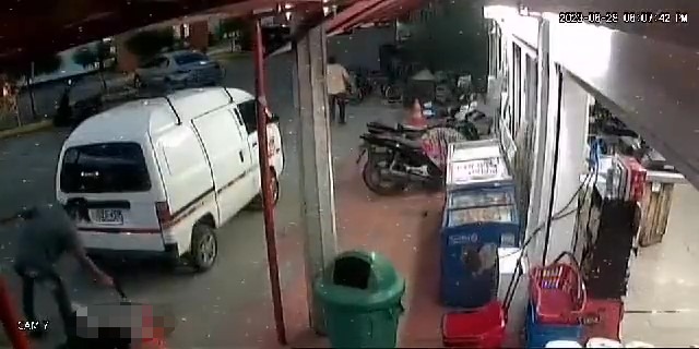 En video quedó registrado el crimen de una mujer delante de su bebé El vil crimen de una mujer de 26 años quedó registrado en un video, en donde se observa cómo el sicario, a sangre fría, le dispara a la víctima delante de su bebé.