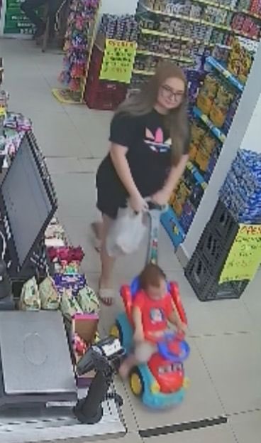 En video quedó registrado el crimen de una mujer delante de su bebé El vil crimen de una mujer de 26 años quedó registrado en un video, en donde se observa cómo el sicario, a sangre fría, le dispara a la víctima delante de su bebé.