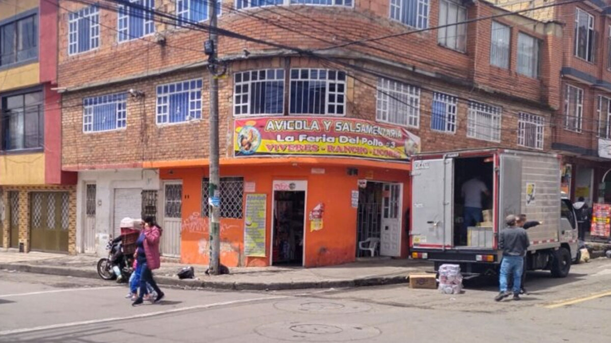 En video quedó registrado el momento en que asesinan a un carnicero en Ciudad Bolívar 2 En video quedó registrado el momento en que asesinan a un carnicero en Ciudad Bolívar En las últimas horas se conoció el video de una cámara de seguridad en donde quedó registrado el crimen de un carnicero en el barrio Perdomo, en Ciudad Bolívar.