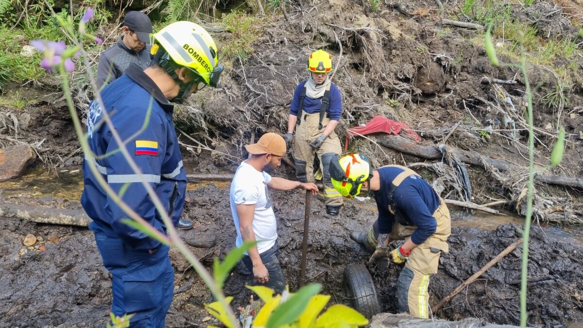 Encontraron el carro donde podría estar el cadáver de Javier Velilla en La Calera Luego de siete meses de incansable búsqueda, las autoridades encontraron parte del carro donde podría encontrarse el cuerpo de Javier Velilla, el guardia de seguridad que desapareció el pasado 12 de noviembre de 2022 tras una avalancha en la Vía La Calera.
