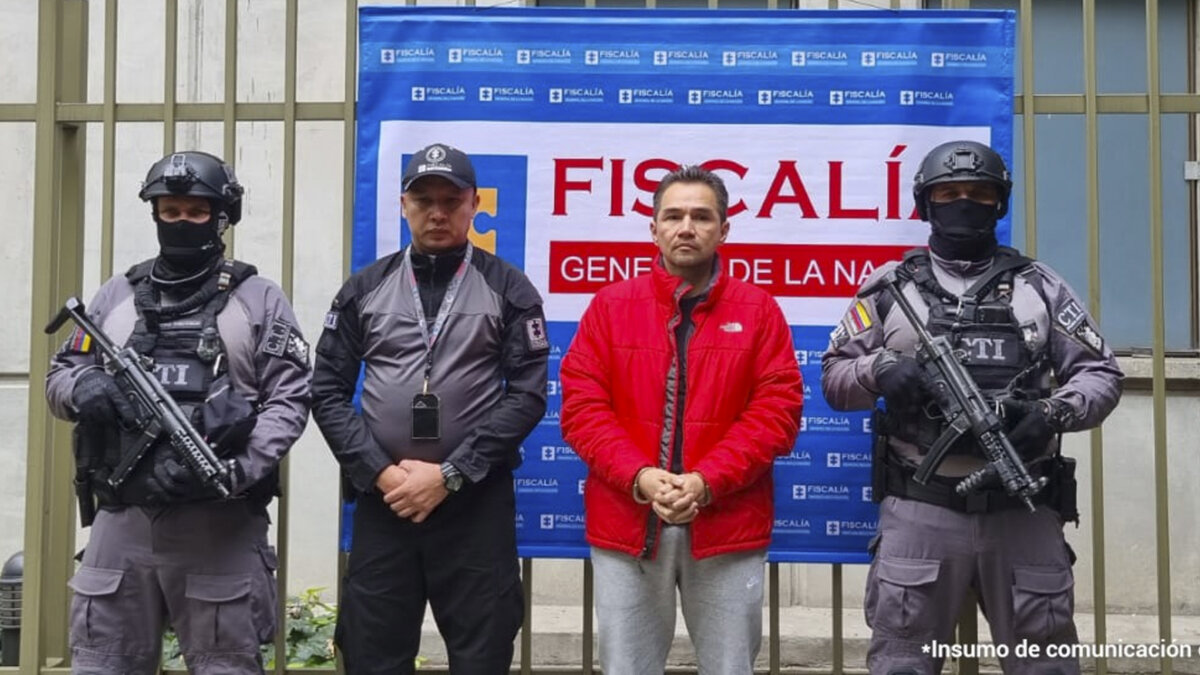 Enviaron a la cárcel al exsubdirector de la UNP por escándalo de las 'narcocamionetas' 5 Enviaron a la cárcel al exsubdirector de la UNP por escándalo de las 'narcocamionetas' El juez 13 de Control de Garantías envió a la cárcel al exsubdirector de la Unidad Nacional de Protección (UNP), Ronald Rodríguez Rozo, investigado por presuntamente alquilar camionetas blindadas para transportar cocaína y artistas musicales.