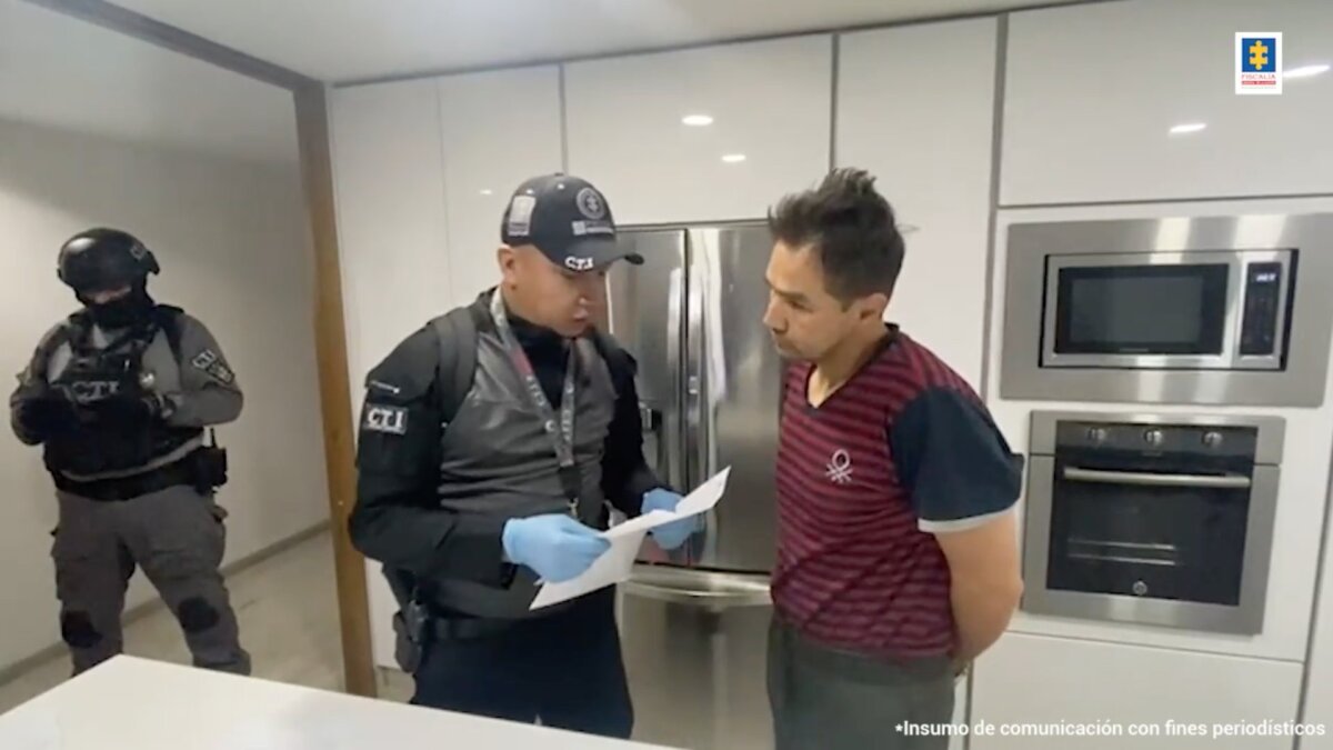 Enviaron a la cárcel al exsubdirector de la UNP por escándalo de las 'narcocamionetas' 1 Enviaron a la cárcel al exsubdirector de la UNP por escándalo de las 'narcocamionetas' El juez 13 de Control de Garantías envió a la cárcel al exsubdirector de la Unidad Nacional de Protección (UNP), Ronald Rodríguez Rozo, investigado por presuntamente alquilar camionetas blindadas para transportar cocaína y artistas musicales.