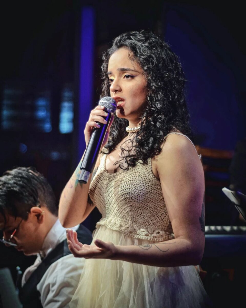Estefanía Arias cautiva con su voz a ritmo de tango Precisamente, ella será una de las invitadas de honor que tendrá la inauguración del XVII Festival Internacional de Tango de Medellín, que se cumplirá desde hoy y hasta el 25 de junio en la capital de Antioquia (recuadro).  