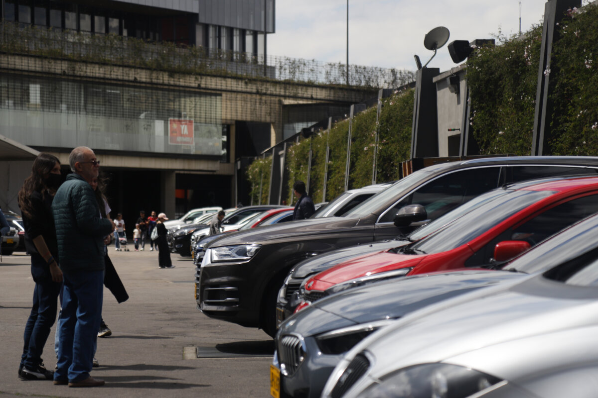 Estos son los carros usados que más compran los colombianos 1 Estos son los carros usados que más compran los colombianos Este primer semestre del año se ha presentado una caída en el mercado de los automóviles. El mercado de los automóviles ha venido presentando una reducción bastante significativa con respecto al año anterior.
