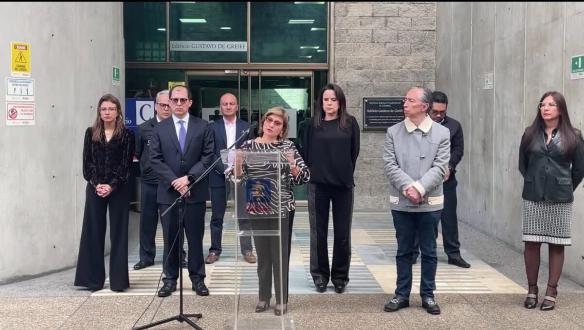 Exempleada de Laura Sarabia fue chuzada ilegalmente con informe falso La Fiscalía General de la Nación informó en rueda de prensa que Marelbys Meza, exniñera de la jefe del gabinete presidencial, Laura Sarabia, fue chuzada de manera ilegal gracias a un informe falso que la vincula con el Clan del Golfo.
