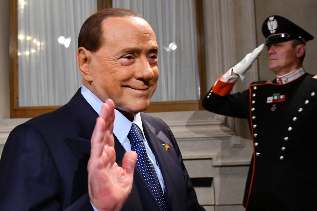 Falleció Silvio Berlusconi, polémico ex primer ministro de Italia 1 Falleció Silvio Berlusconi, polémico ex primer ministro de Italia Silvio Berlusconi, tres veces primer ministro de Italia y magnate de los medios salpicado por una lluvia de escándalos, falleció a los 86 años a causa de una leucemia este lunes.