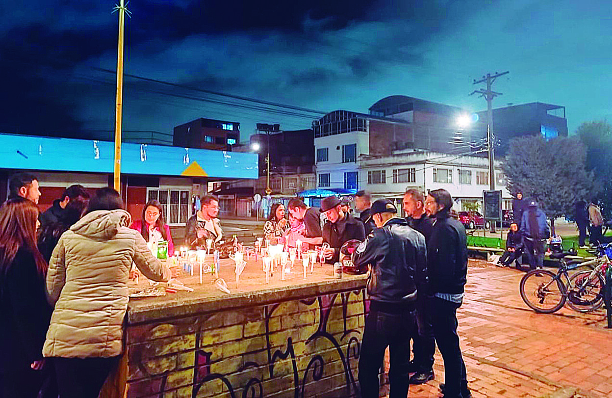 Familiares de Lukas exigen justicia tras su muerte en Teusaquillo “Eran grandes sueños los que tenía mi hijo”, aseguró ayer Ana Cristina Paz, la mamá de Lukas Guzmán Paz, el joven de 32 años que fue asesinado en la madrugada de este viernes 16 de junio en una de las vías del barrio Palermo, en la localidad de Teusaquillo.
