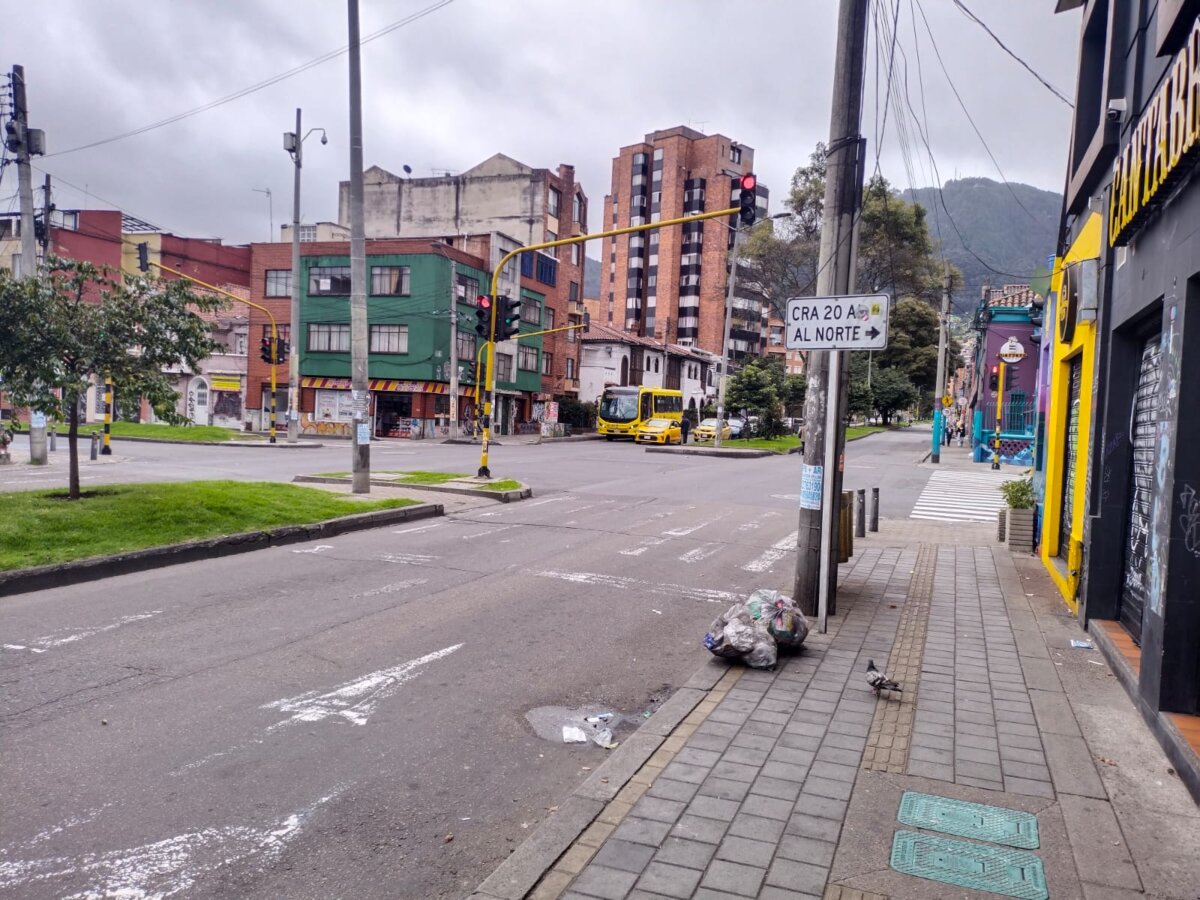 Familiares de Lukas exigen justicia tras su muerte en Teusaquillo “Eran grandes sueños los que tenía mi hijo”, aseguró ayer Ana Cristina Paz, la mamá de Lukas Guzmán Paz, el joven de 32 años que fue asesinado en la madrugada de este viernes 16 de junio en una de las vías del barrio Palermo, en la localidad de Teusaquillo.
