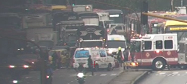 Fuerte accidente de tránsito por un posible microsueño en la NQS Durante la mañana de este jueves 22 de junio se presentó una grave congestión vehicular por cuenta de un accidente de tránsito ocurrido sobre la Avenida NQS con Calle 2 en la localidad de Puente Aranda, el hecho se presentó sobre las 6:23 de la mañana y al parecer se debió a que el conductor de un camión tuvo un microsueño que terminó generando un choque múltiple.