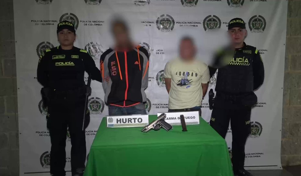 Capturaron a dos sujetos tras balacera con la Policía en Engativá En la Carrera 118 con Calle 77 en el barrio Villas de Granada de la localidad de Engativá se presentó una fuerte balacera entre la Policía y dos delincuentes que, al parecer, tenían retenido al conductor de un taxi en su interior, cuando los uniformados se dieron cuenta de la situación, se acercaron hasta el vehículo y en ese momento, los delincuentes emprendieron la huida.