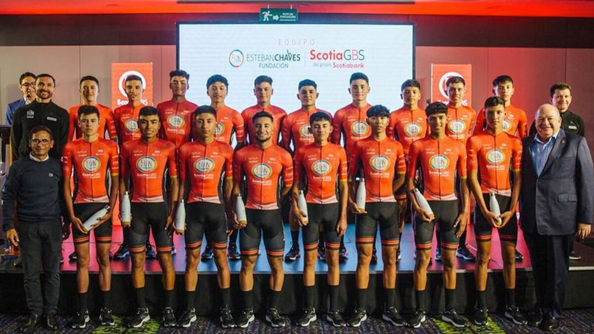 Fundación de Esteban Chaves lanzó su equipo oficial de ciclismo Esteban Chaves es uno de los mejores ciclistas colombianos de los últimos 13 años, y en 2015, quiso aprovechar su éxito para ayudar a cumplir el sueño de miles de niños que sueñan con llegar al profesionalismo en este deporte con la creación de la Fundación Esteban Chaves.