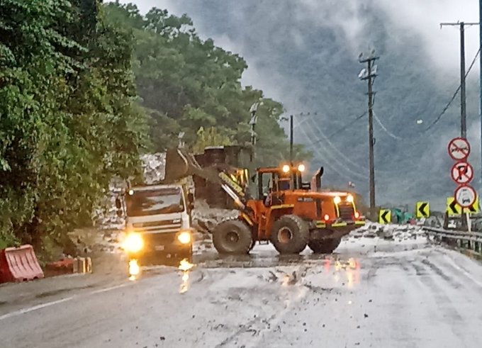Trancón en la vía Bogotá-Villavicencio por deslizamiento de tierra 2 Trancón en la vía Bogotá-Villavicencio por deslizamiento de tierra