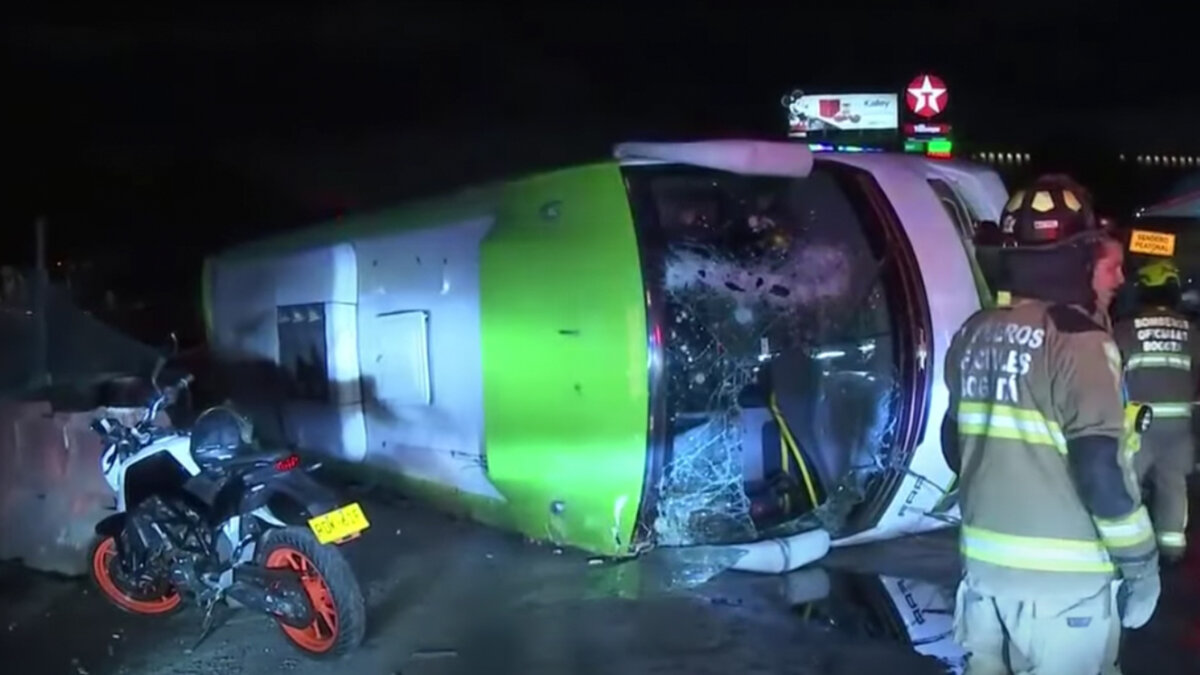 Grave accidente de tránsito por culpa de un hueco en Kennedy Siendo las 8:30 de la noche de este miércoles 7 de junio, se presentó un aparatoso accidente de tránsito en el barrio Villa Alsacia, en la localidad de Kennedy, a la altura de la Avenida Boyacá con Calle 12. Debido a un hueco en la vía, un bus de servicio especial terminó volcándose y dejó a 5 personas lesionadas.