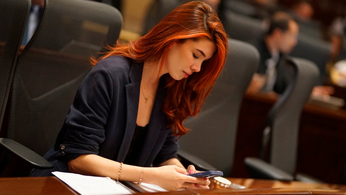 Grave denuncia por acoso en el Congreso Estefanía Pérez Botero, una joven de 23 años contratista del Congreso que trabaja en la Comisión VII de la Cámara de Representantes, denunció que ha sido víctima de acoso por parte de un sujeto que trabaja en este lugar.