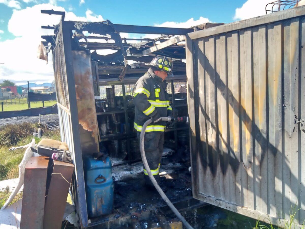 Grave incendio se registró en una bodega de Soacha 2 Grave incendio se registró en una bodega de Soacha La mañana de este lunes, un voraz incendio consumió el 70% de una vivienda que funcionaba como bodega, en el municipio vecino de Soacha.
