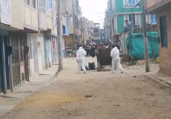 Consternación tras hallazgo de cadáver embolsado en Bosa Una carreta abandonada en el barrio Villa Emma, de Bosa, resultó tener un cadáver embolsado, gracias a que uno de los vecinos del sector se dio cuenta y alertó a las autoridades.
