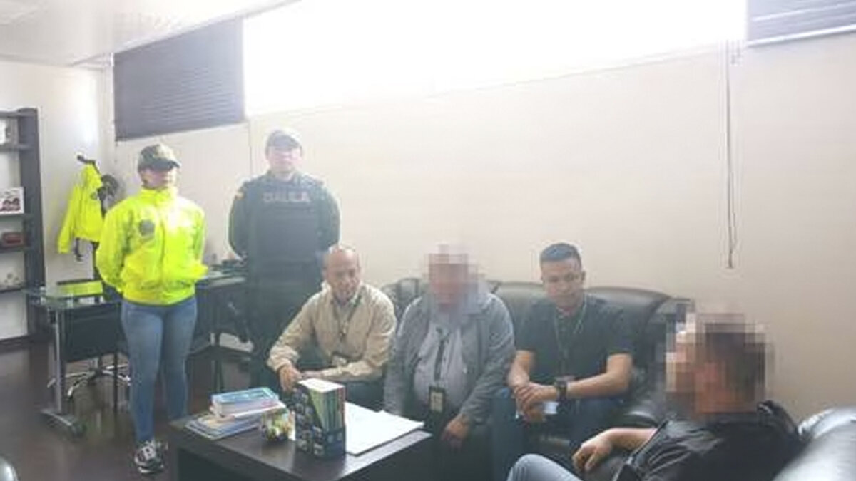 Hallan con vida al comerciante que fue secuestrado en un centro comercial de Chía Este sábado 24 de junio el Gaula de la Policía encontró en las afueras de Bogotá a un comerciante antioqueño que había desaparecido el pasado miércoles 21 de junio en el centro comercial Fontanar de Chía (Cundinamarca) cuando dos sujetos disfrazados de agentes de la Policía lo abordaron y lo sacaron del establecimiento, desde ese momento no volvieron a ver al hombre.