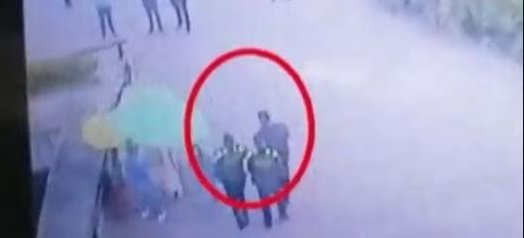Hallan con vida al comerciante que fue secuestrado en un centro comercial de Chía Este sábado 24 de junio el Gaula de la Policía encontró en las afueras de Bogotá a un comerciante antioqueño que había desaparecido el pasado miércoles 21 de junio en el centro comercial Fontanar de Chía (Cundinamarca) cuando dos sujetos disfrazados de agentes de la Policía lo abordaron y lo sacaron del establecimiento, desde ese momento no volvieron a ver al hombre.